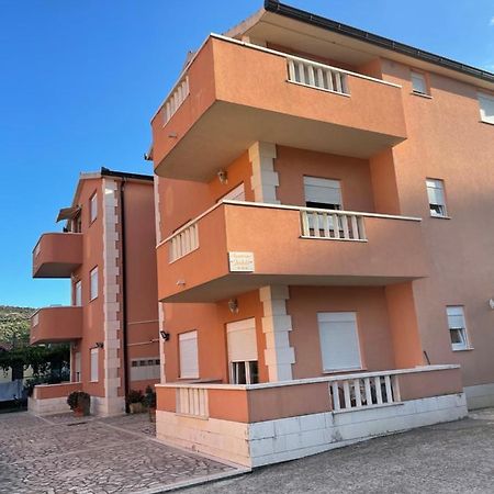 Hotel Apartman Jukic Marina Esterno foto